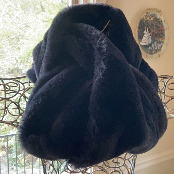 Women’s  Classic Black Faux Fur Infinity Scarf - Picture 1 of 9